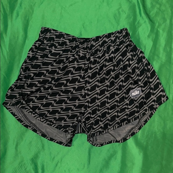 Nike Women's Black and Gray Wave Pattern Shorts size XS - Picture 1 of 5